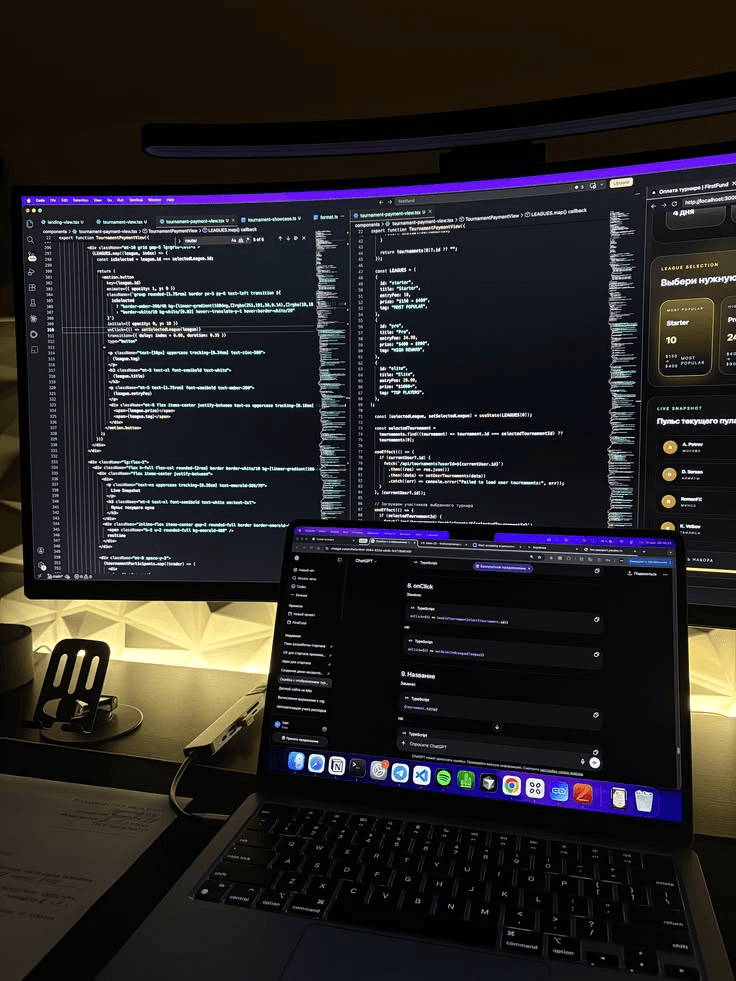 Setup de développement avec deux écrans affichant du code et un dashboard